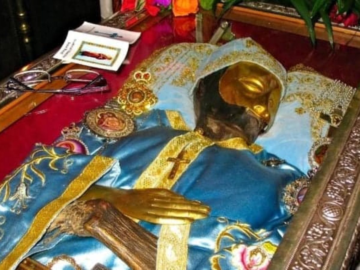 Ο Άγιος Ιάκωβος Τσαλίκης μπροστά στο Σκήνωμα του Οσίου Ιωάννου του Ρώσου