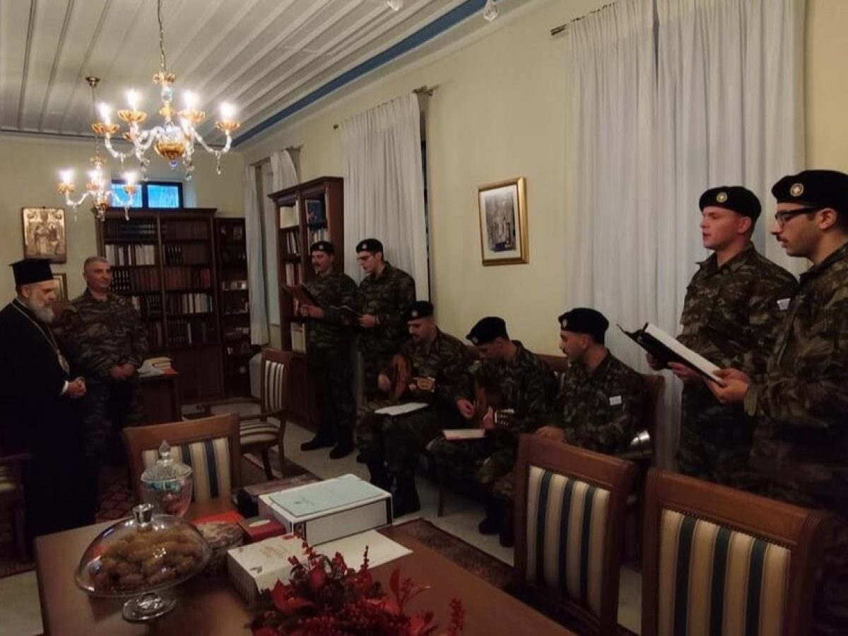Ευχές και κάλαντα από στρατιώτες του ΚΕΣΝ στον Θεσσαλιώτιδος Τιμόθεο παραμονή των Χριστουγέννων