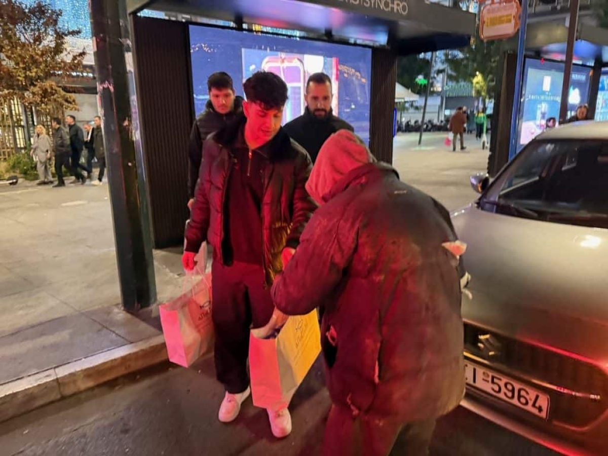 Φοιτητές ΑΕΙ με την «ΑΠΟΣΤΟΛΗ» και «ΝΕΟΤΗΤΑ» της Ιεράς Αρχιεπισκοπής Αθηνών μοιράζουν δέματα αγάπης σε αστέγους