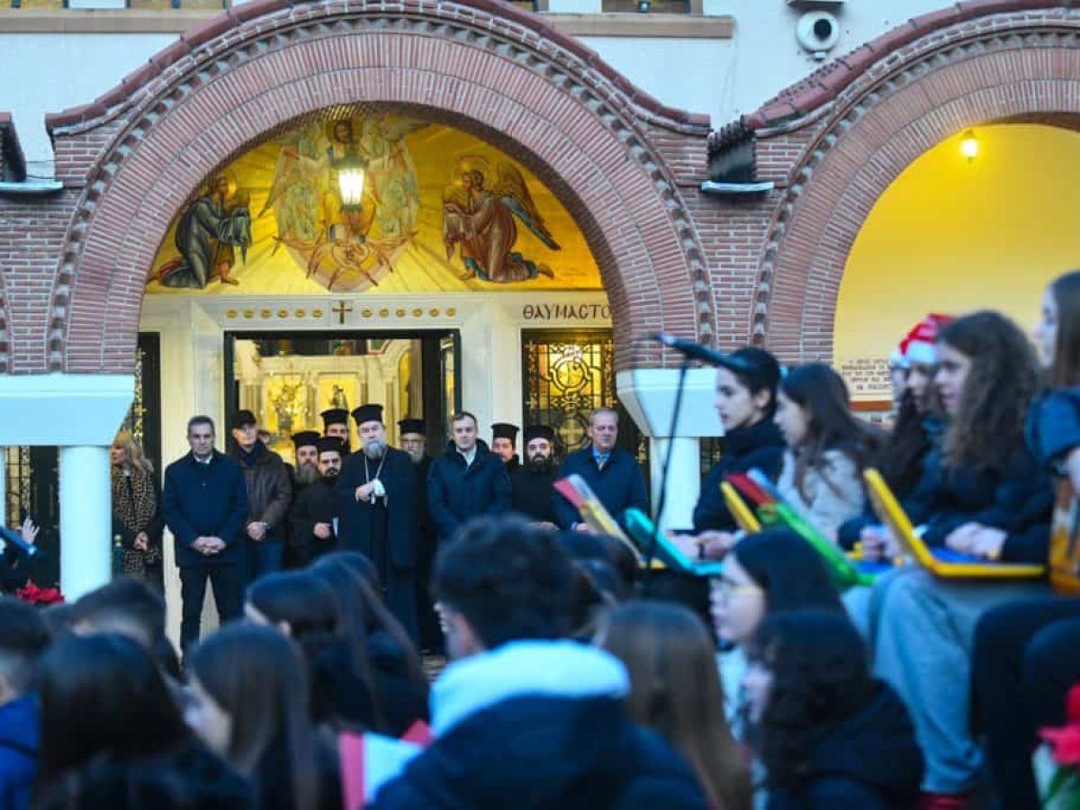 Οι νέοι της Εκκλησίας των Σερρών φωταγώγησαν το χριστουγεννιάτικο δένδρο τους