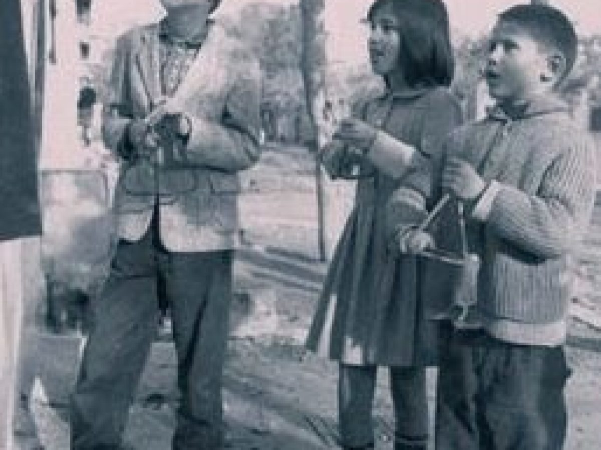 Με τις γιαγιάδες τζιαι τις μαναες μας να μας ζαχαρώνουν αγάπην