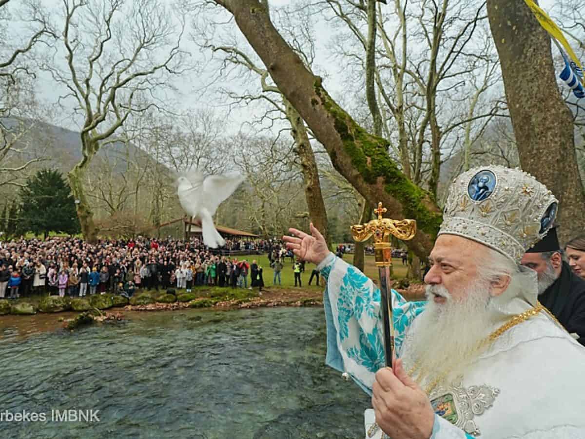 Με λαμπρότητα ο καθαγιασμός των υδάτων στη Νάουσα, την Αλεξάνδρεια και την τεχνητή λίμνη του Αλιάκμονα