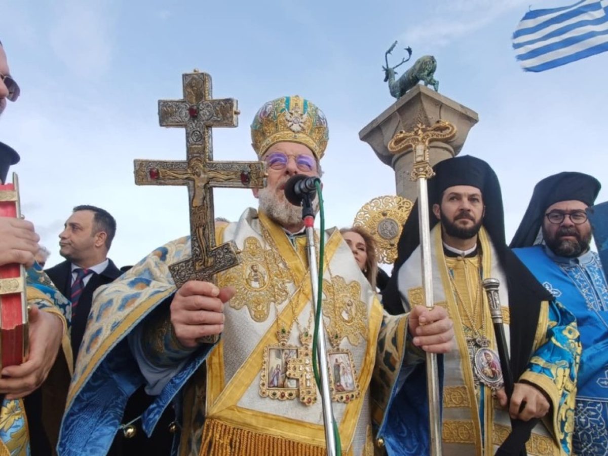 Μητροπολίτης Ρόδου: Ο Σταυρός πέφτει στα νερά για να φέρει ελπίδα