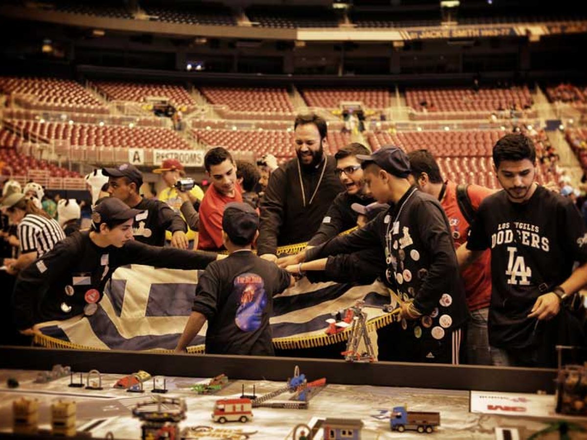 Ο «Φάρος του κόσμου»  δίπλα στα παιδιά Ρομά