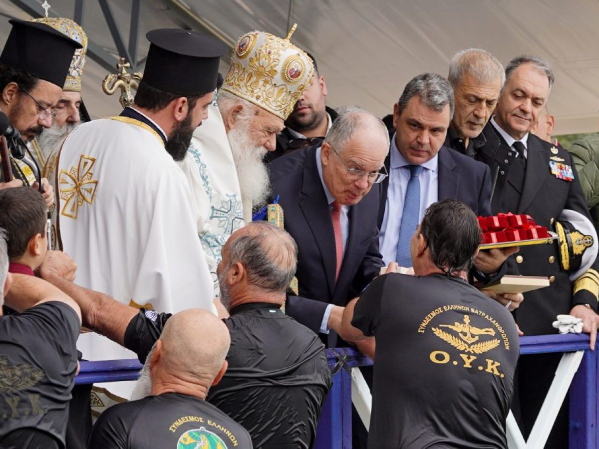 Παρουσία του Προέδρου της Ελληνικής Δημοκρατίας, ο Μακαριώτατος Αρχιεπίσκοπος Αθηνών και Πάσης Ελλάδος, τέλεσε τον Αγιασμό των υδάτων στο πρώτο λιμάνι της χώρας!