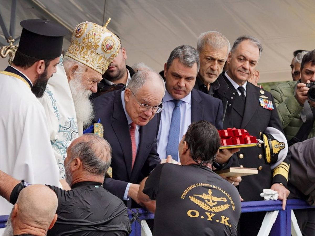 Παρουσία του Προέδρου της Ελληνικής Δημοκρατίας, ο Αρχιεπίσκοπος Ιερώνυμος τέλεσε τον Αγιασμό των υδάτων στο πρώτο λιμάνι της χώρας