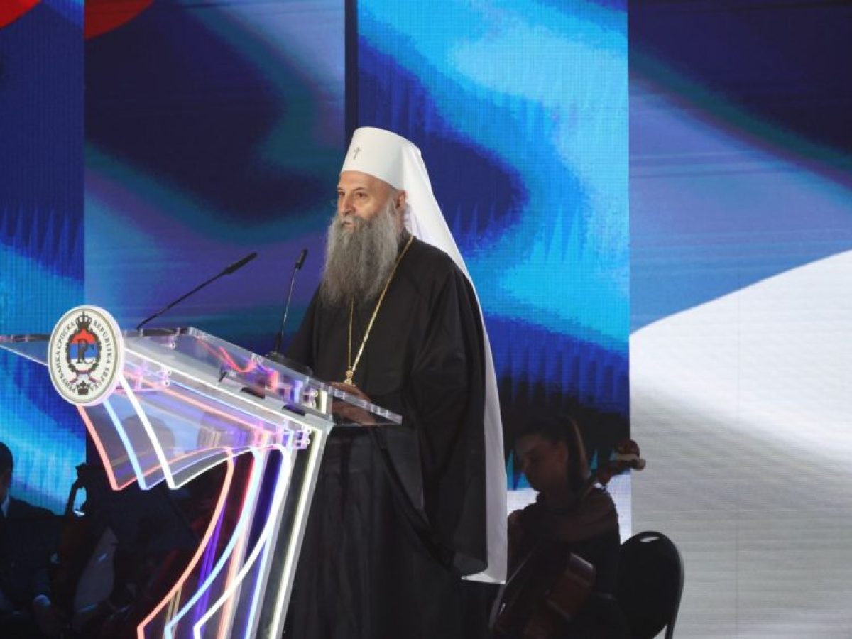 &Pi;&alpha;&tau;&rho;&iota;ά&rho;&chi;&eta;&sigmaf; &Sigma;&epsilon;&rho;&beta;ί&alpha;&sigmaf;: &ldquo;&Sigma;&alpha;&phi;έ&sigmaf; &mu;ή&nu;&upsilon;&mu;&alpha; &pi;&rho;&omicron;&sigmaf; &tau;&omicron;&upsilon;&sigmaf; &gamma;&epsilon;ί&tau;&omicron;&nu;&epsilon;&sigmaf;: &Nu;&alpha; &alpha;&pi;&omicron;&rho;&rho;ί&psi;&omicron;&upsilon;&mu;&epsilon; &tau;&omicron; &mu;ί&sigma;&omicron;&sigmaf; &kappa;&alpha;&iota; &kappa;ά&theta;&epsilon; &mu;&omicron;&rho;&phi;ή &beta;ί&alpha;&sigmaf;&rdquo;