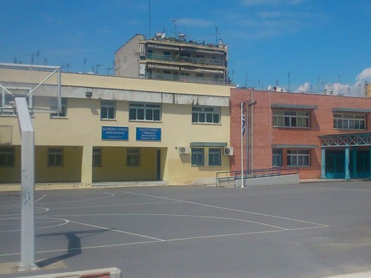 Η Αγγελική Τόλα, πρόεδρος του Συλλόγου Γονέων και Κηδεμόνων του Καλλιτεχνικού Σχολείου Θεσσαλονίκης, στο Ράδιο Θεσσαλονίκη
