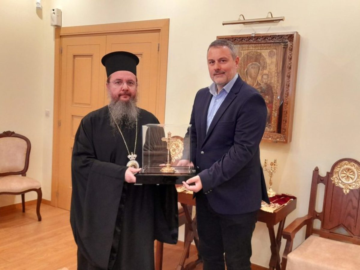 Τελετή παράδοσης Σταυρού Ευλογίας Επισκόπου Ρωγών Ιωσήφ στον Μητροπολίτη Αιτωλίας