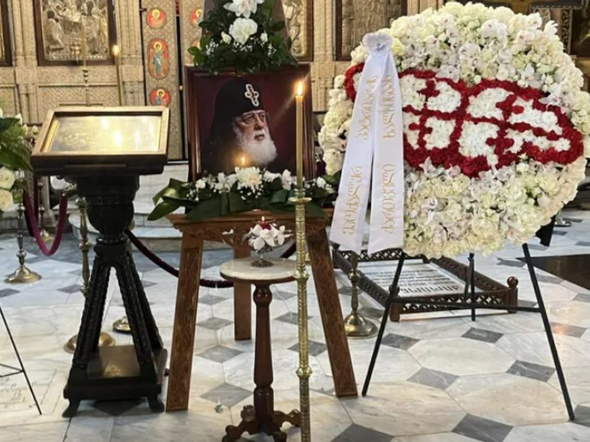 Χιλιάδες Γεωργιανοί στον τάφο του μακαριστού Πατριάρχη Ηλία – Την Τετάρτη το 9ήμερο μνημόσυνο