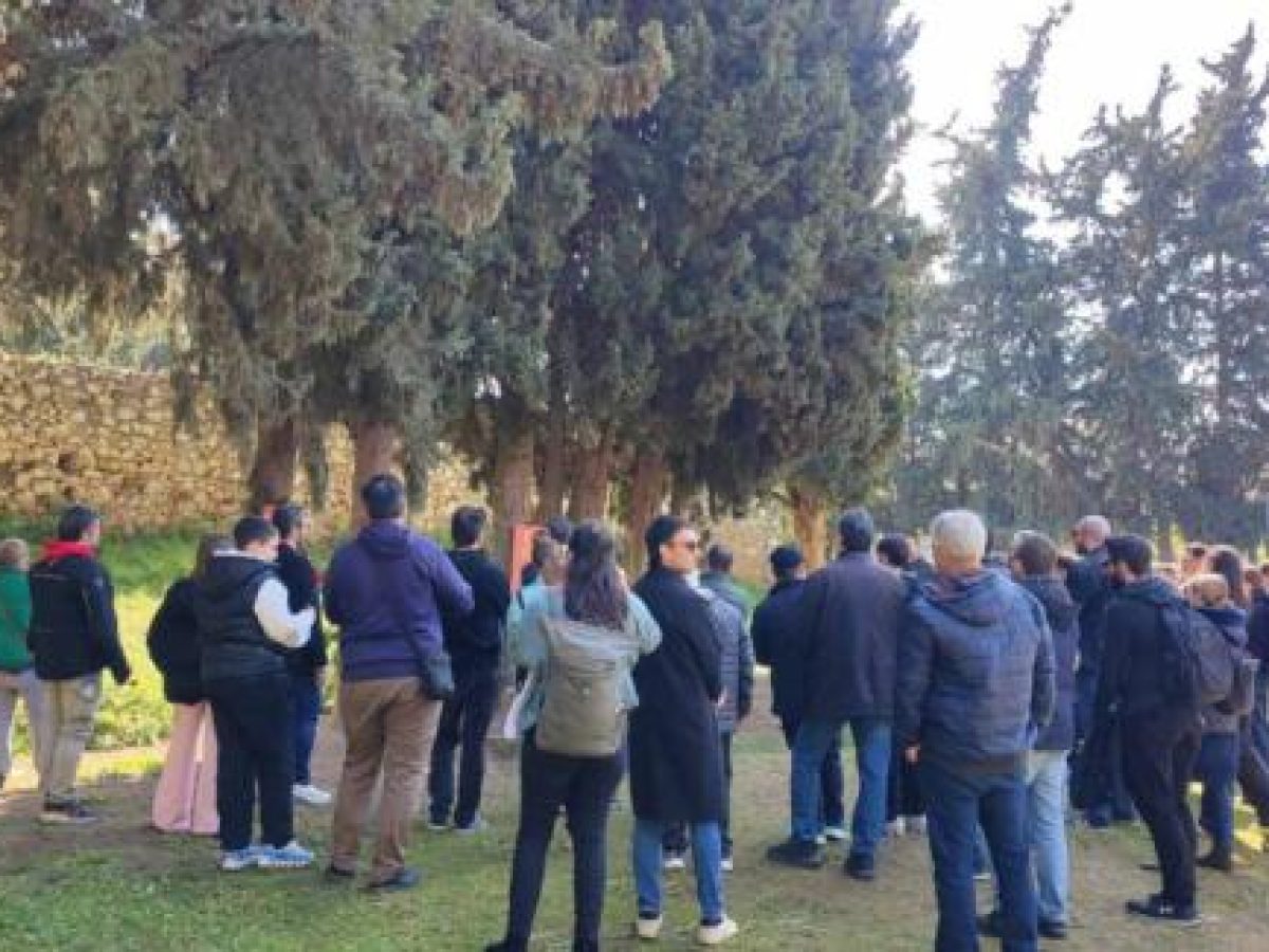 Χιλιάδες κόσμου επισκέπτεται το Σκοπευτήριο της Καισαριανής με αφορμή την αποκάλυψη των συγκλονιστικών φωτογραφικών ντοκουμέντων