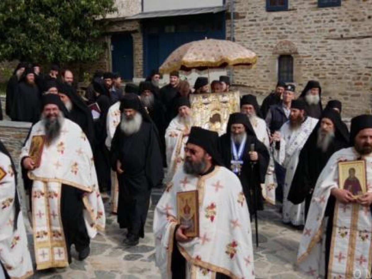 Οι Αγιορείτες έκαναν λιτανεία και άρχισε να βρέχει (Βίντεο)