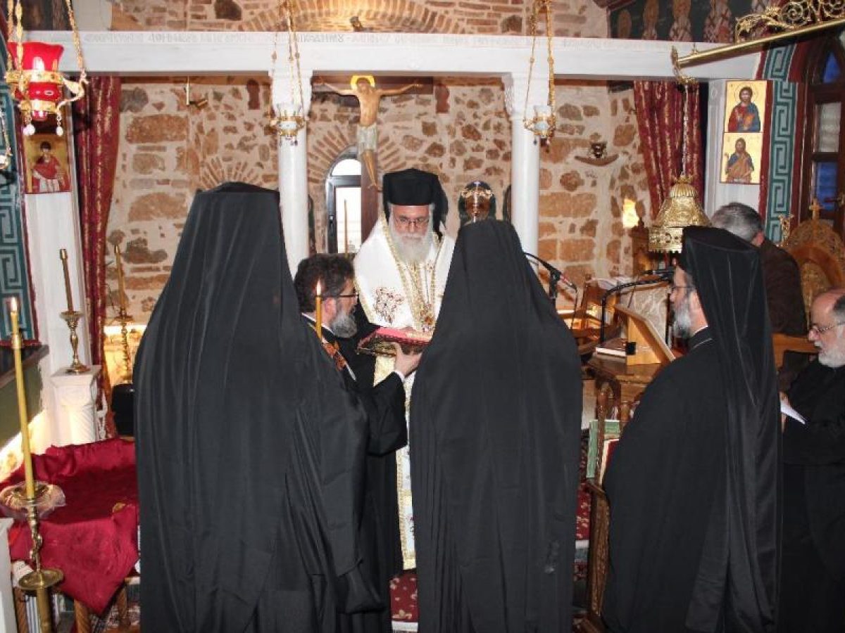 Κουρά μικρόσχημου μοναχού από τον Μητροπολίτη Ιλίου στην Μονή Αγίου Παντελεήμονος