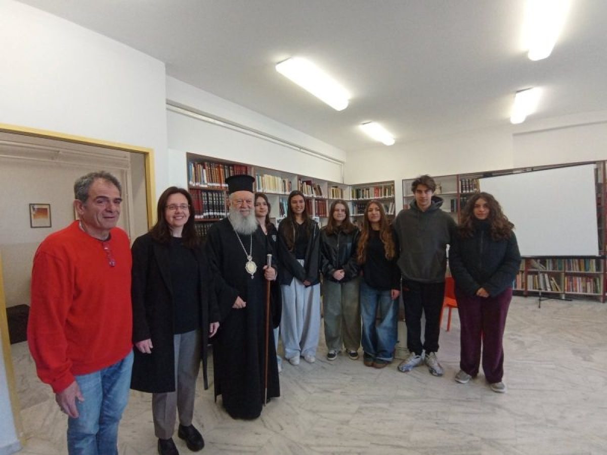 Ο Χαλκίδος Χρυσόστομος κοντά στους μαθητές