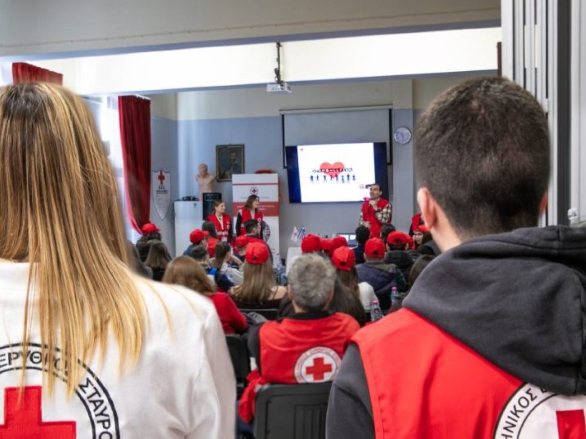 Ο Ελληνικός Ερυθρός Σταυρός ενημερώνει μαθητές σχολείου για τους κινδύνους του διαδικτύου και τις εξαρτήσεις