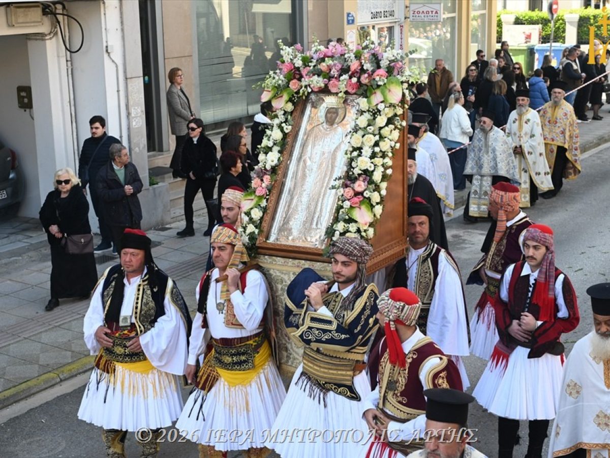 Πλήθος πιστών στη Λιτανεία των Λειψάνων και της Εικόνας της Αγίας Θεοδώρας, Πολιούχου Άρτης