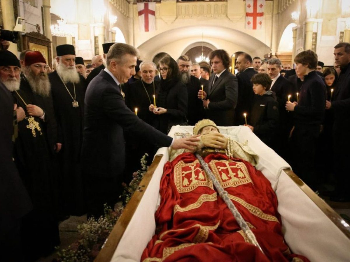 &Sigma;&epsilon; &lambda;&alpha;ϊ&kappa;ό &pi;&rho;&omicron;&sigma;&kappa;ύ&nu;&eta;&mu;&alpha; &tau;&omicron; &sigma;&kappa;ή&nu;&omega;&mu;&alpha; &tau;&omicron;&upsilon; &mu;&alpha;&kappa;&alpha;&rho;&iota;&sigma;&tau;&omicron;ύ &Pi;&alpha;&tau;&rho;&iota;ά&rho;&chi;&eta; &Gamma;&epsilon;&omega;&rho;&gamma;ί&alpha;&sigmaf; &Eta;&lambda;ί&alpha;