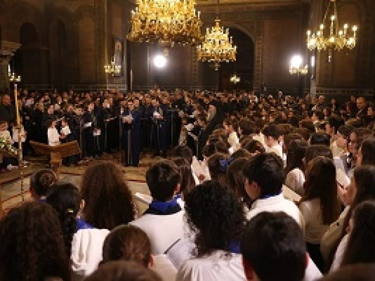 Θεσσαλονίκη: 1000 μαθητές και μαθήτριες έψαλαν μαζί με τον Αρχιεπίσκοπο Ιερώνυμο τον Ακάθιστο Ύμνο (φωτο+βίντεο)