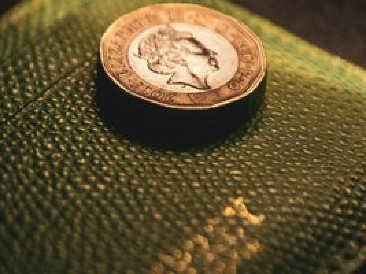 Οι Βρετανοί επιστρέφουν στα μετρητά για να ανακτήσουν τον έλεγχο των καθημερινών δαπανών