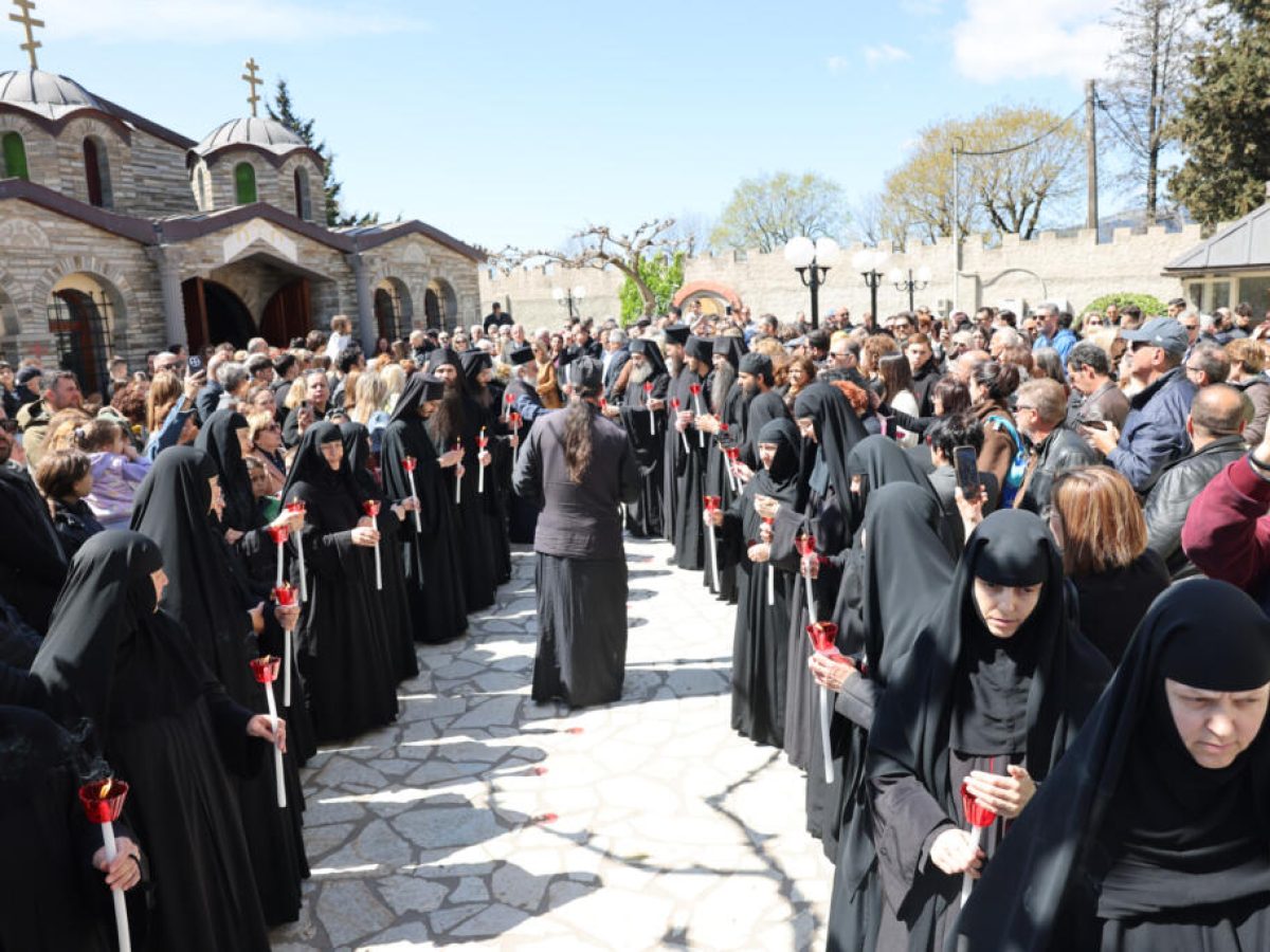 Μια λαοθάλασσα την Μεγάλη Παρασκευή στο μοναστήρι του Τρικόρφου