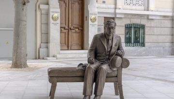 Το Ίδρυμα Ωνάση παρέδωσε στον Δήμο Αθηναίων το γλυπτό του Καβάφη
