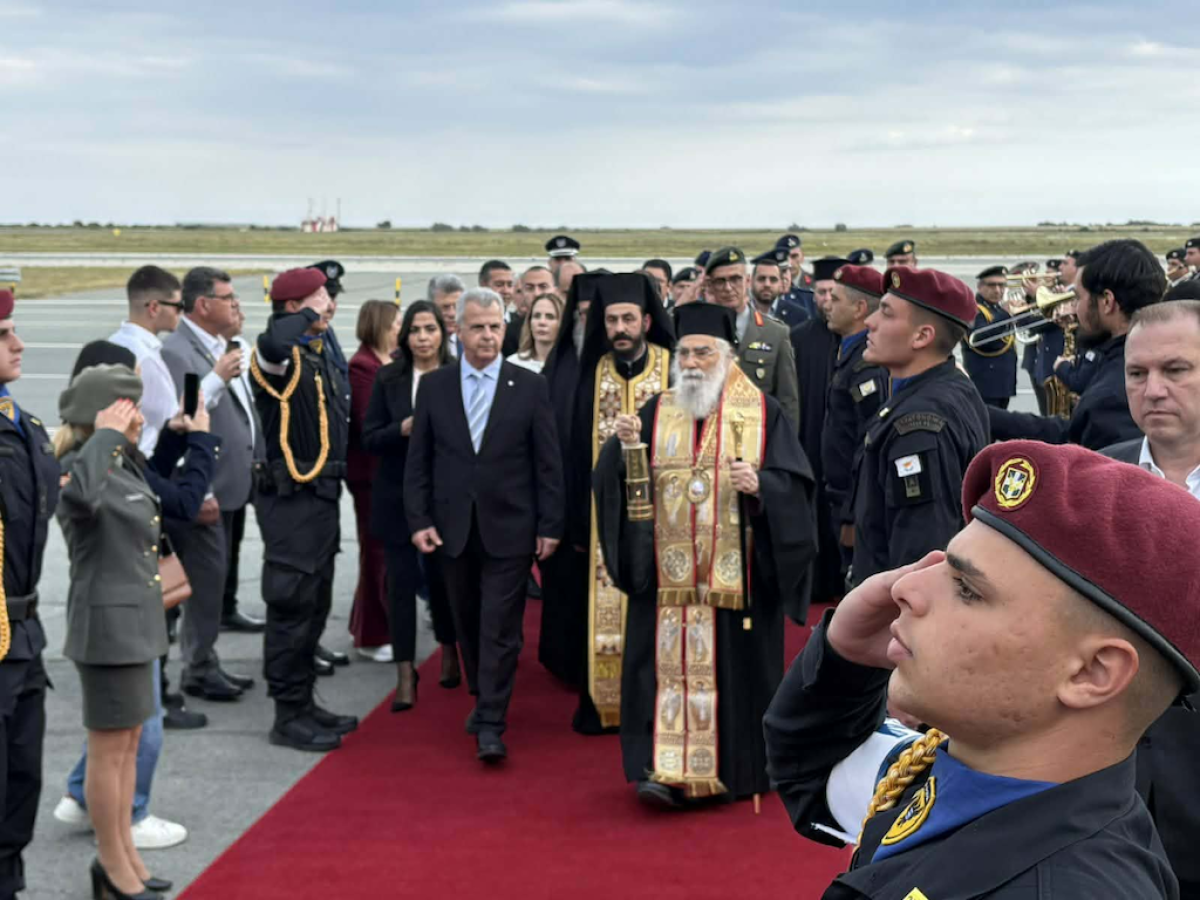 Έφτασε στην Κύπρο το Άγιο Φως – Υποδοχή στο παλιό αεροδρόμιο Λάρνακας