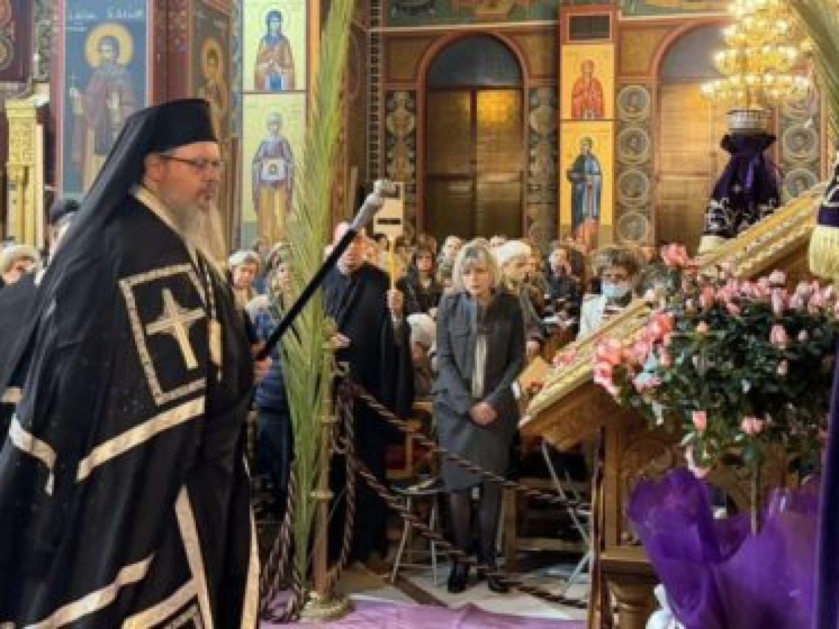 &Eta; &Alpha;&kappa;&omicron;&lambda;&omicron;&upsilon;&theta;ί&alpha; &tau;&omicron;&upsilon; &Nu;&upsilon;&mu;&phi;ί&omicron;&upsilon; &sigma;&tau;&omicron;&nu; &Iota;&epsilon;&rho;ό &Nu;&alpha;ό &Alpha;&gamma;ί&omicron;&upsilon; &Nu;&iota;&kappa;&omicron;&lambda;ά&omicron;&upsilon; &Lambda;&alpha;&rho;ί&sigma;&eta;&sigmaf;. (&Eta;&Chi;&Eta;&Tau;&Iota;&Kappa;&Omicron;)