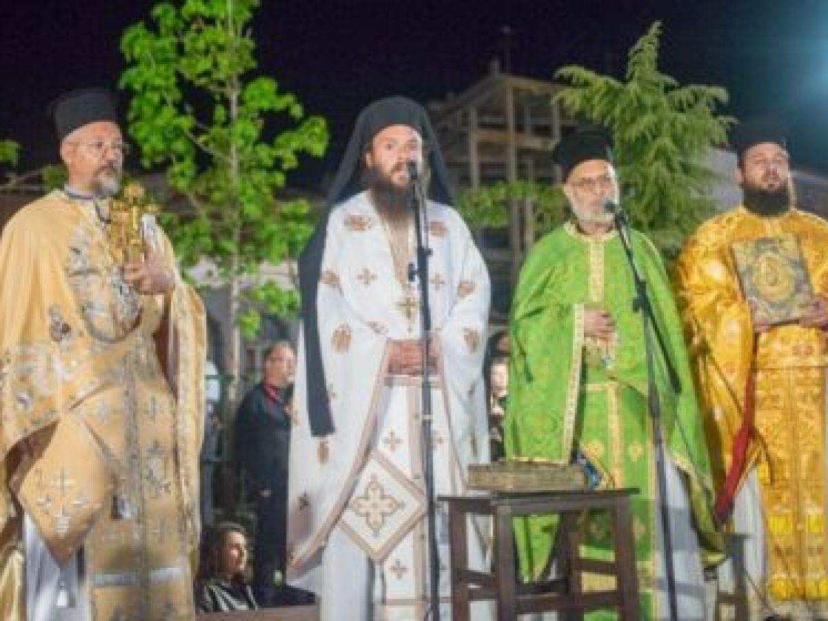 Με την δέουσα κατάνυξη η συνάντηση των Επιταφίων στην κεντρική πλατεία Τυρνάβου.