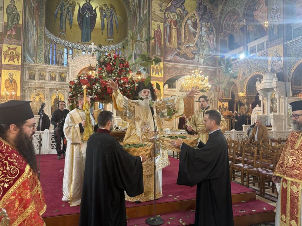 &Mu;&eta;&tau;&rho;&omicron;&pi;&omicron;&lambda;ί&tau;&eta;&sigmaf; &Pi;&epsilon;&iota;&rho;&alpha;&iota;ώ&sigmaf;: &laquo;&Epsilon;&mu;&epsilon;ί&sigmaf; &pi;&iota;&sigma;&tau;&epsilon;ύ&omicron;&upsilon;&mu;&epsilon; &sigma;&tau;&omicron;&nu; &Alpha;&nu;&alpha;&sigma;&tau;ά&nu;&tau;&alpha;. &Delta;&epsilon;&nu; &pi;&iota;&sigma;&tau;&epsilon;ύ&omicron;&upsilon;&mu;&epsilon; &sigma;&epsilon; έ&nu;&alpha;&nu; &nu;&epsilon;&kappa;&rho;ό ά&nu;&theta;&rho;&omega;&pi;&omicron;&raquo;.