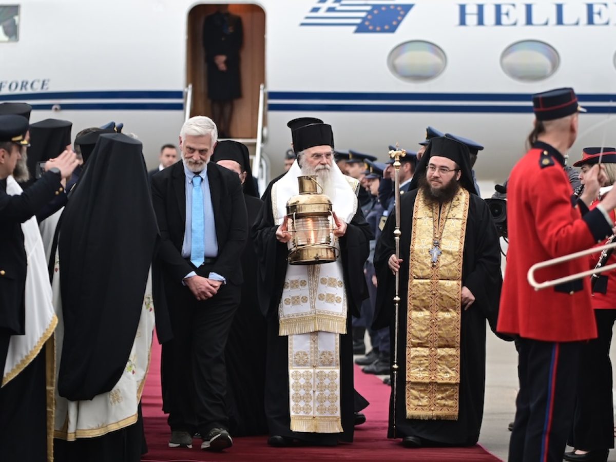 Στην Αθήνα το Άγιο Φως – Έγινε δεκτό με τιμές αρχηγού κράτους