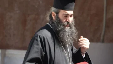 Επεισόδιο μεταξύ Τυχικού και Αρχιμανδρίτη: Διαψεύδει ο δικηγόρος του τέως μητροπολίτη για «άσκηση βίας» – Στο ΤΑΕΠ ο Πρωτοσύγκελλος