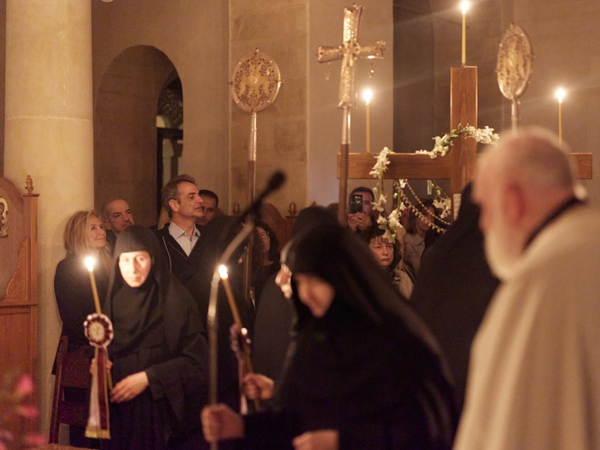 Την Περιφορά του Επιταφίου στα Χανιά παρακολούθησε ο Κυρ. Μητσοτάκης με τη σύζυγό του Μαρέβα Γκραμπόφσκι