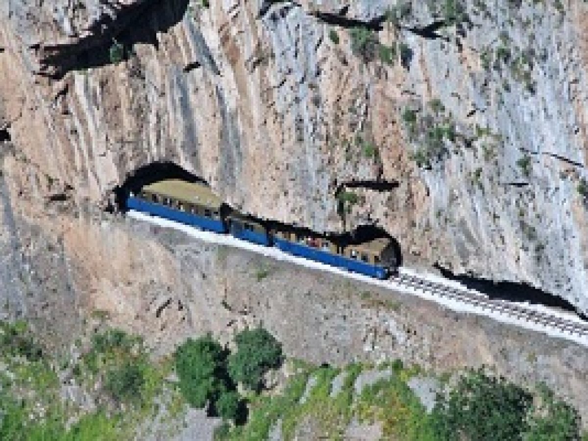 Το υπέροχο ελληνικό φαράγγι που διασχίζει η θεαματικότερη σιδηροδρομική γραμμή των Βαλκανίων