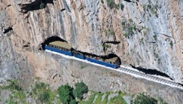 Το υπέροχο ελληνικό φαράγγι που διασχίζει η θεαματικότερη σιδηροδρομική γραμμή των Βαλκανίων