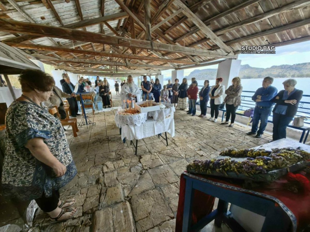 Γιορτάζει το παραθαλάσσιο εκκλησάκι των Αγίων Κωνσταντίνου και Ελένης στην Καραθώνα Ναυπλίου