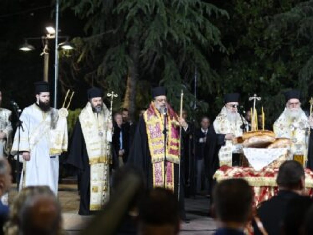 Ο Πανηγυρικός Εσπερινός και η Λιτανεία των Λειψάνων του πολιούχου και προστάτου της Λάρισας Αγίου Αχιλλίου.