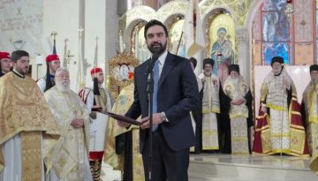 Ο δήμαρχος της Νέας Υόρκης, Ζοχράν Μαμντάνι, απευθύνεται στους πιστούς στον Καθεδρικό Ναό της Αγίας Τριάδας της Αρχιεπισκοπής