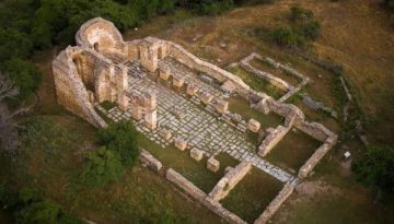 Αρχιερατική Θεία Λειτουργία στη Βασιλική τού Αγίου Αχιλλείου στις Πρέσπες- ΑΠΕΥΘΕΙΑΣ ΜΕΤΑΔΟΣΗ από την 4Ε