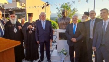Ιεράρχες της Εκκλησίας της Κρήτης και ΠτΔ στα αποκαλυπτήρια της προτομής του Νικολάου Παπαδάκη