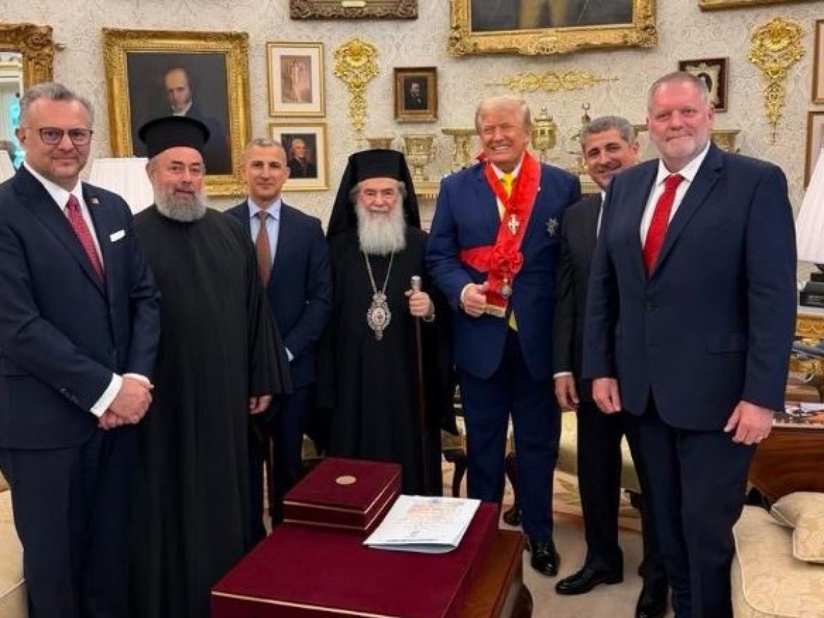 &Sigma;&tau;&omicron;&nu; &Lambda;&epsilon;&upsilon;&kappa;ό &Omicron;ί&kappa;&omicron; &omicron; &Pi;&alpha;&tau;&rho;&iota;ά&rho;&chi;&eta;&sigmaf; &Iota;&epsilon;&rho;&omicron;&sigma;&omicron;&lambda;ύ&mu;&omega;&nu; &Theta;&epsilon;ό&phi;&iota;&lambda;&omicron;&sigmaf; &ndash; Έ&theta;&epsilon;&sigma;&epsilon; &sigma;&tau;&omicron;&nu; &Tau;&rho;&alpha;&mu;&pi; &tau;&omicron; &theta;έ&mu;&alpha; &tau;&eta;&sigmaf; &pi;&rho;&omicron;&sigma;&tau;&alpha;&sigma;ί&alpha;&sigmaf; &tau;&omega;&nu; &Chi;&rho;&iota;&sigma;&tau;&iota;&alpha;&nu;ώ&nu; &sigma;&tau;&eta; &Mu;έ&sigma;&eta; &Alpha;&nu;&alpha;&tau;&omicron;&lambda;ή