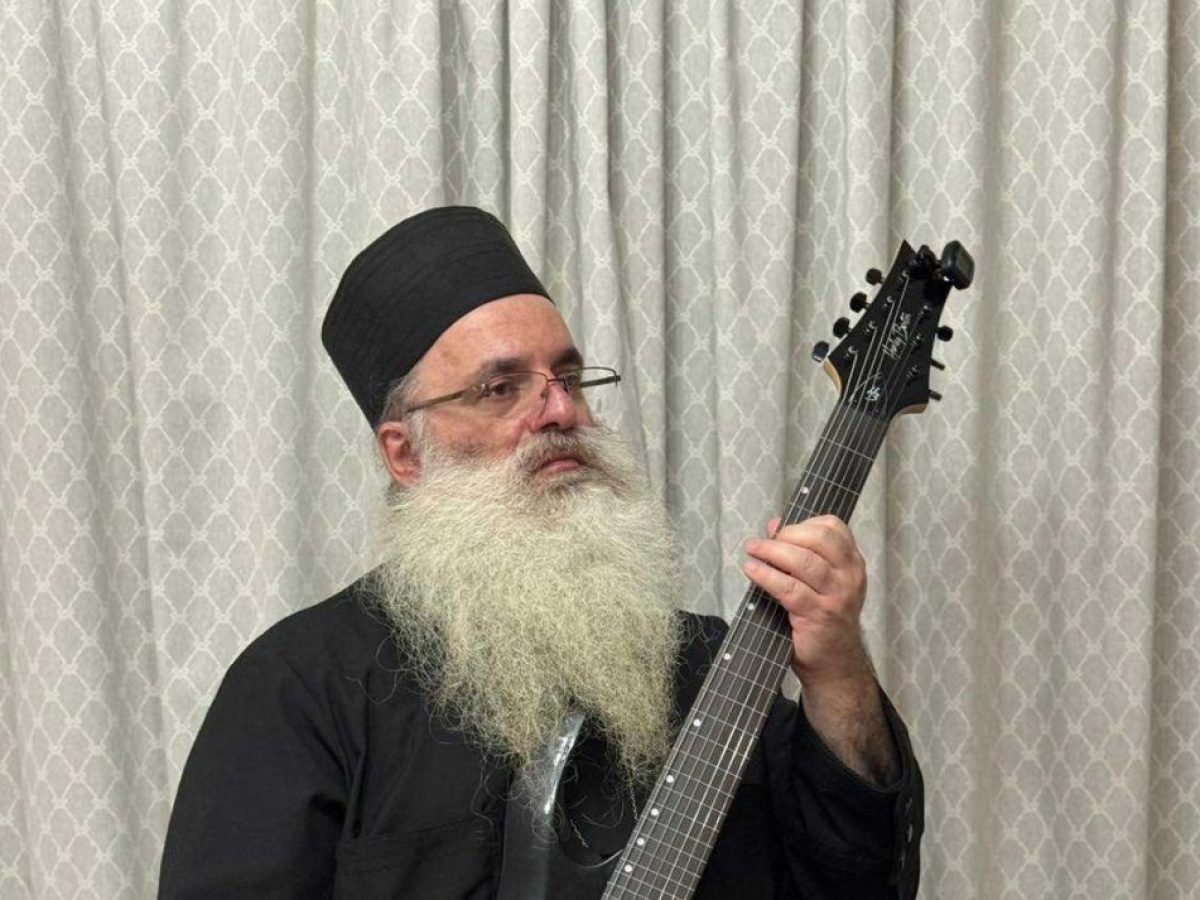 Ιερέας στο Ναύπλιο ένωσε τη μέταλ με  τη βυζαντινή μουσική – Orthodox Times